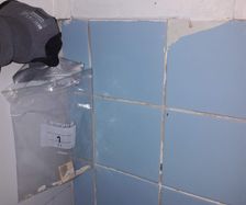 asbestia kylpyhuoneen seinän sinisessä pukkilan laatan kiinnityslaasti
